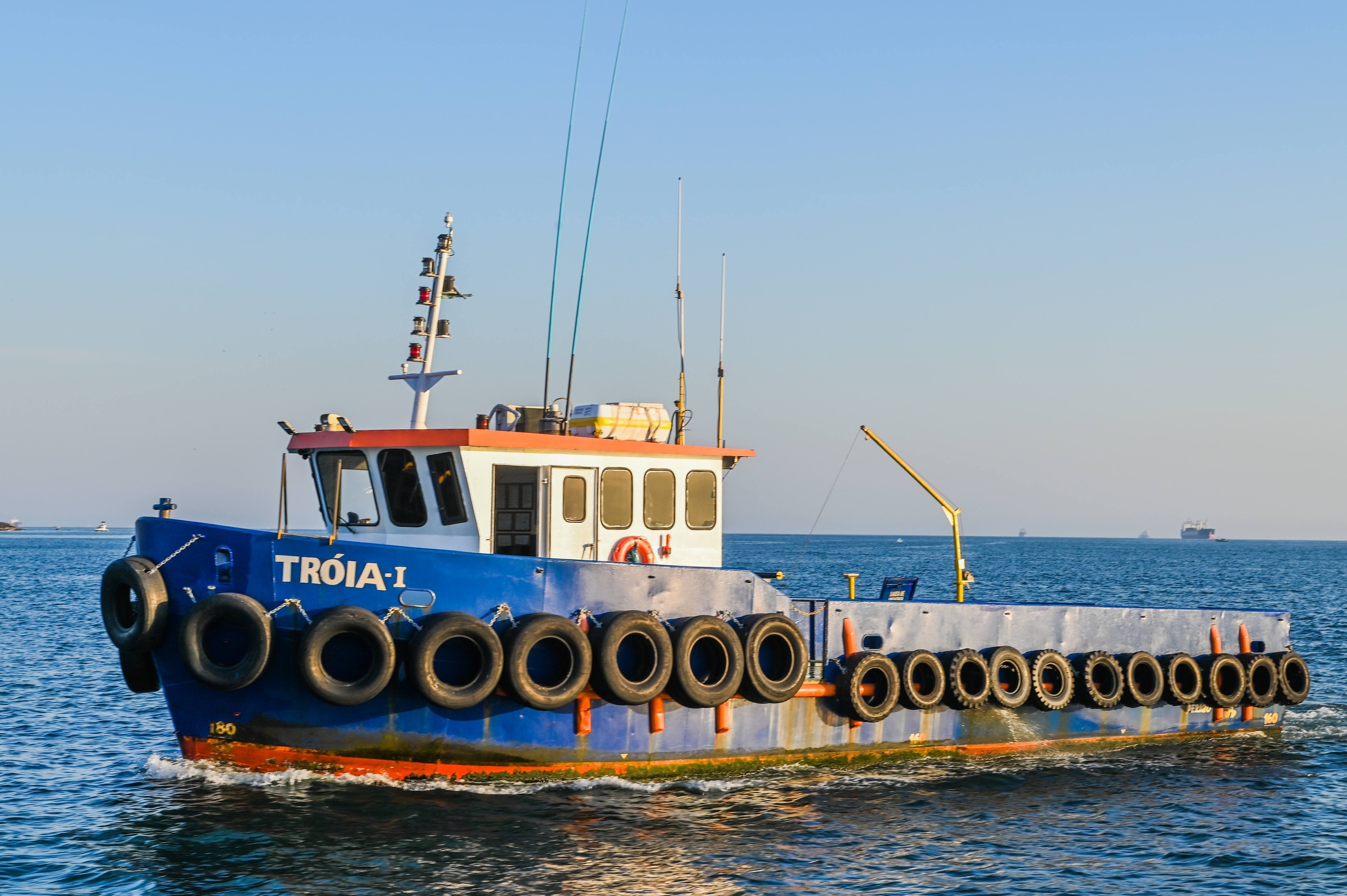 Embarcación Tróia I navegando en el mar