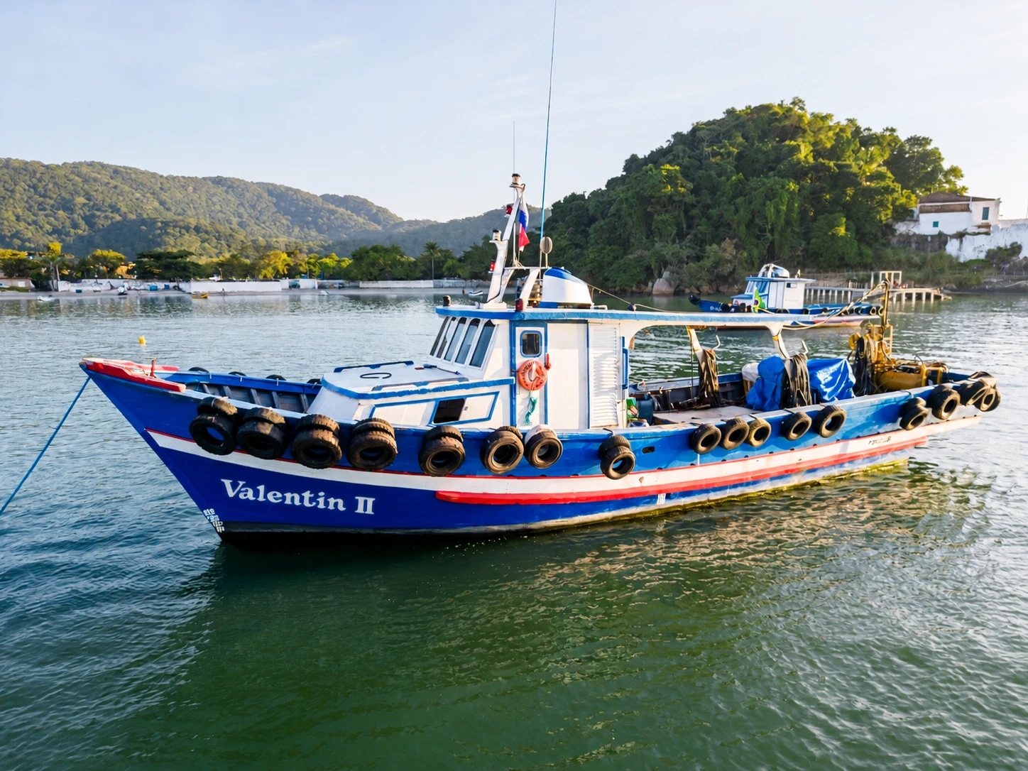 Embarcación Valentin II fondeada en el estuario de Santos