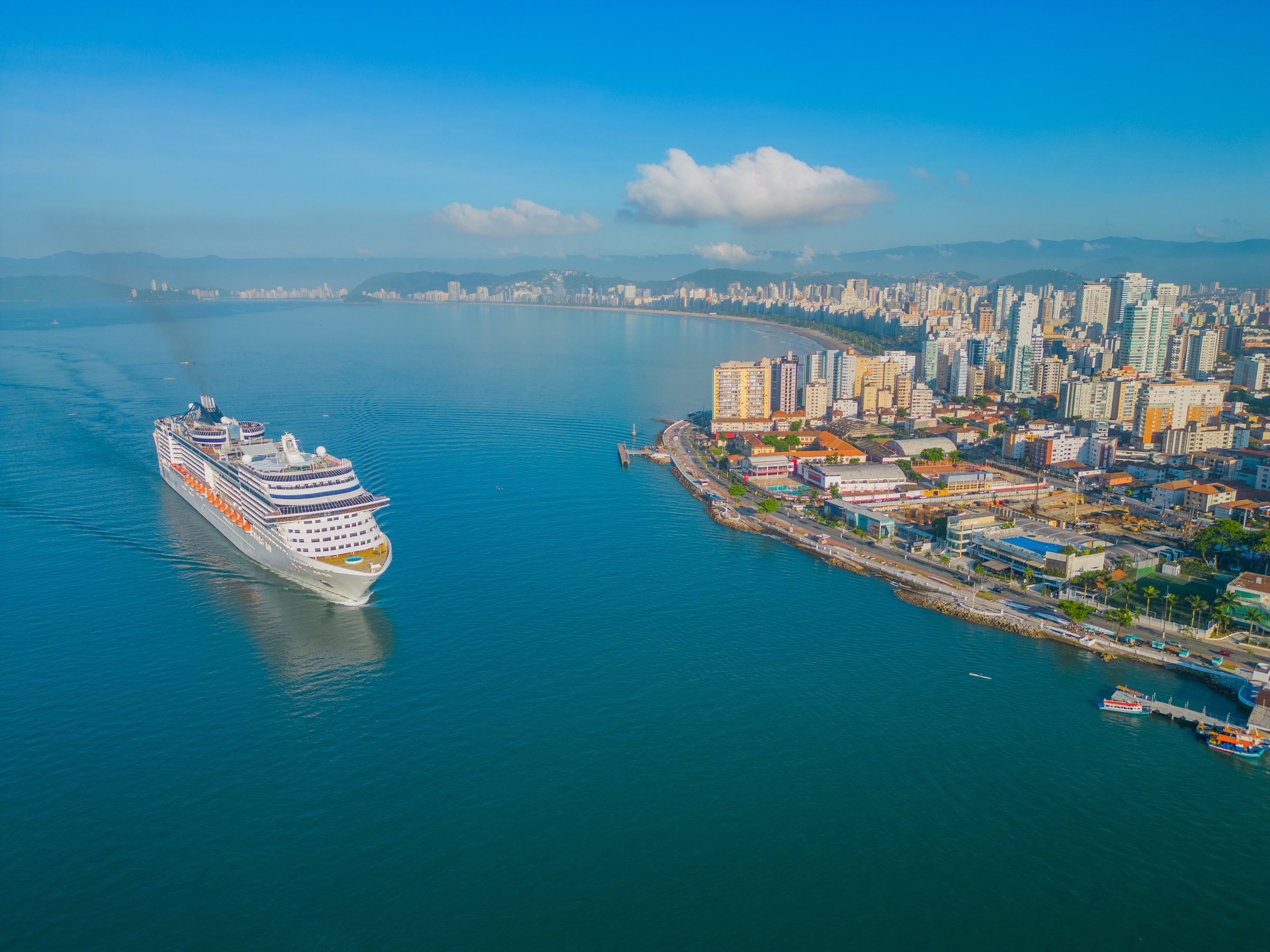 Vista aérea del canal del Puerto de Santos con un buque entrando y la costa de la ciudad