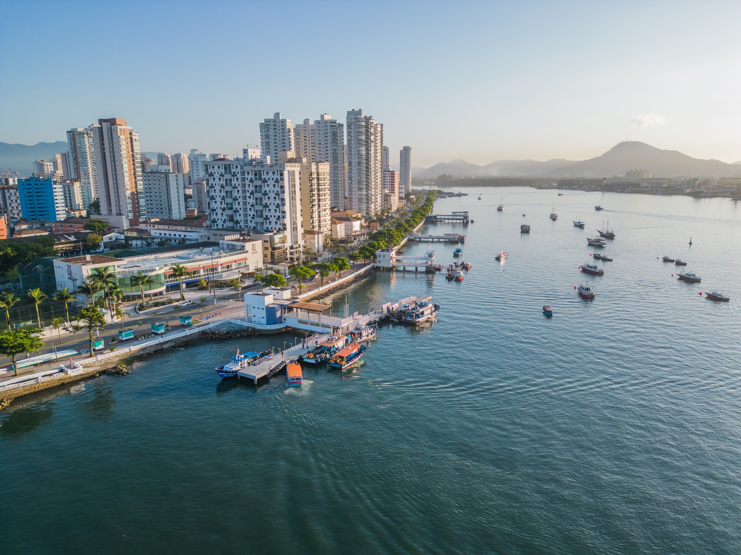 El estuario de Santos por la mañana, con embarcaciones fondeadas y la costa de la ciudad