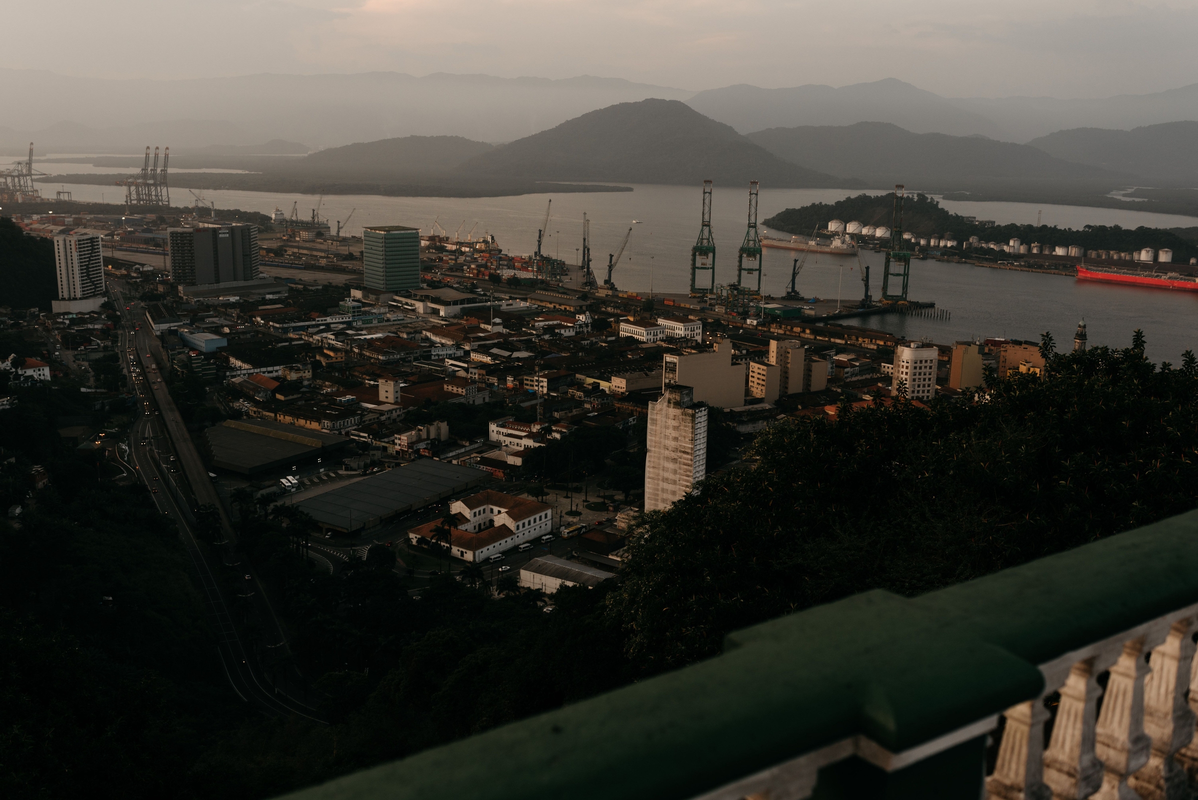 Terminales y grúas del Puerto de Santos vistos desde el Monte Serrat al atardecer